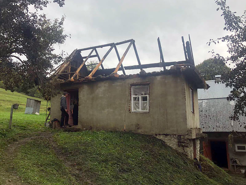 На Міжгірщині розпалена піч ледь не знищила два будинки (ФОТО)