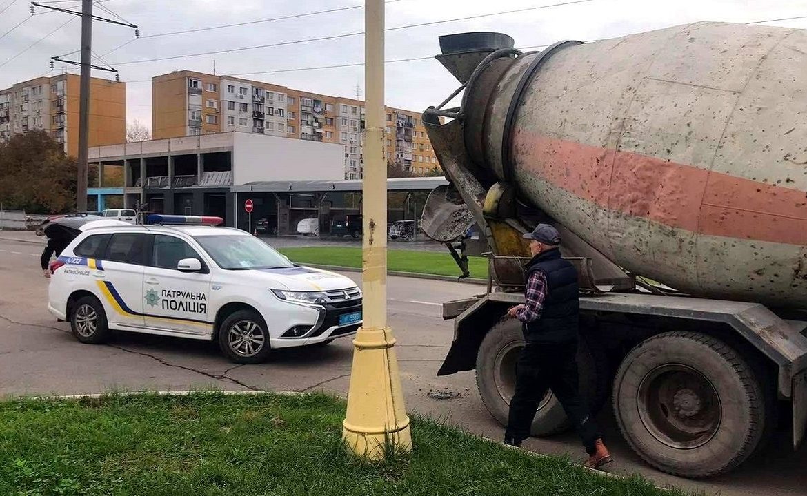 В Ужгороді водій знову розлив розчин бетону на вулицях