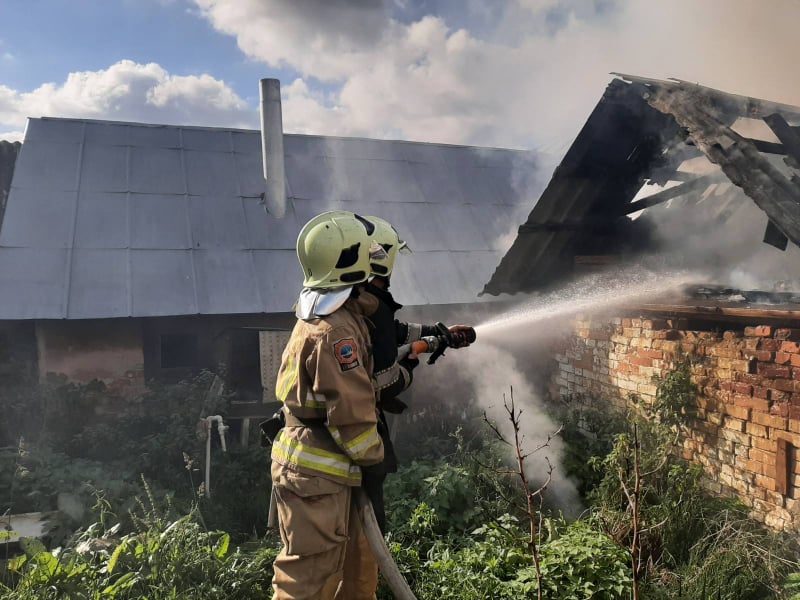 На Виноградівщині загасили пожежу в надвірній споруді, врятувавши при цьому будинок (ФОТО)