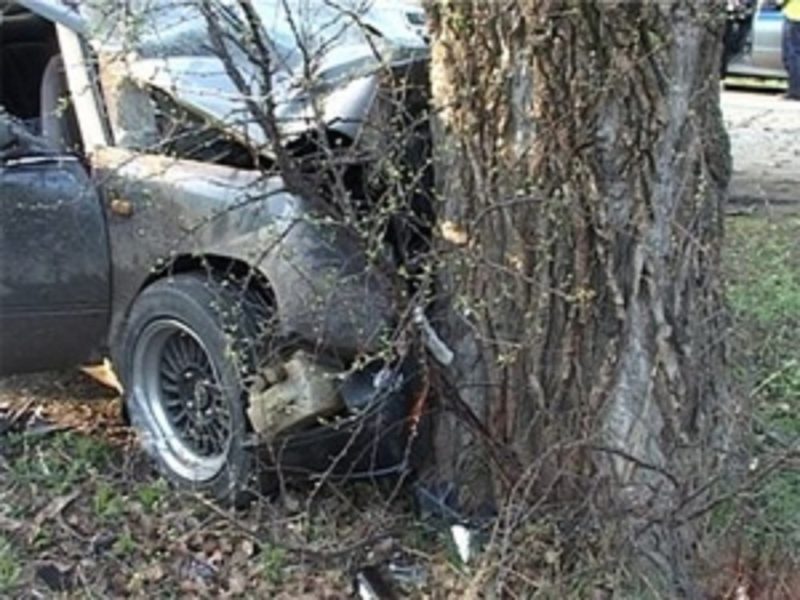 На Міжгірщині п'яний водій ВАЗу в'їхав у паркан приватного будинку, а на Ужгородщині "нетверезий" ВАЗ врізався у дерево