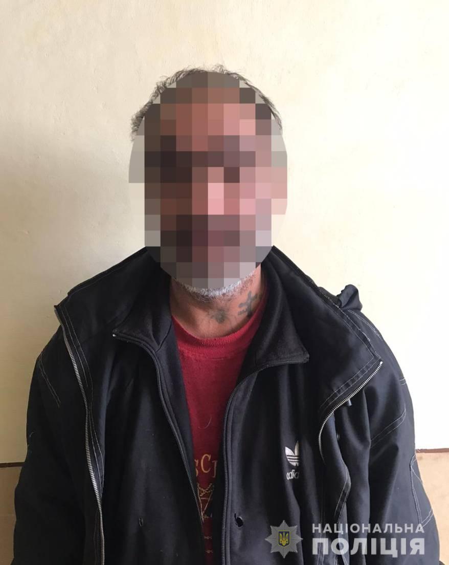 У Мукачеві з приватного обійстя двоє раніше судимих чоловіків викрали запчастини до КамАЗу (ФОТО)