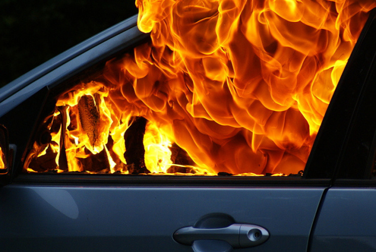 У Мукачеві згоріли Mercedes-Benz та припаркований Audi, пожежа також пошкодила  Mitsubishi Galant
