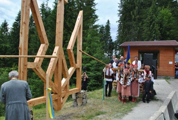 У Лазещині на Рахівщині встановили найбільший в Україні дерев’яний тризуб (ФОТО)