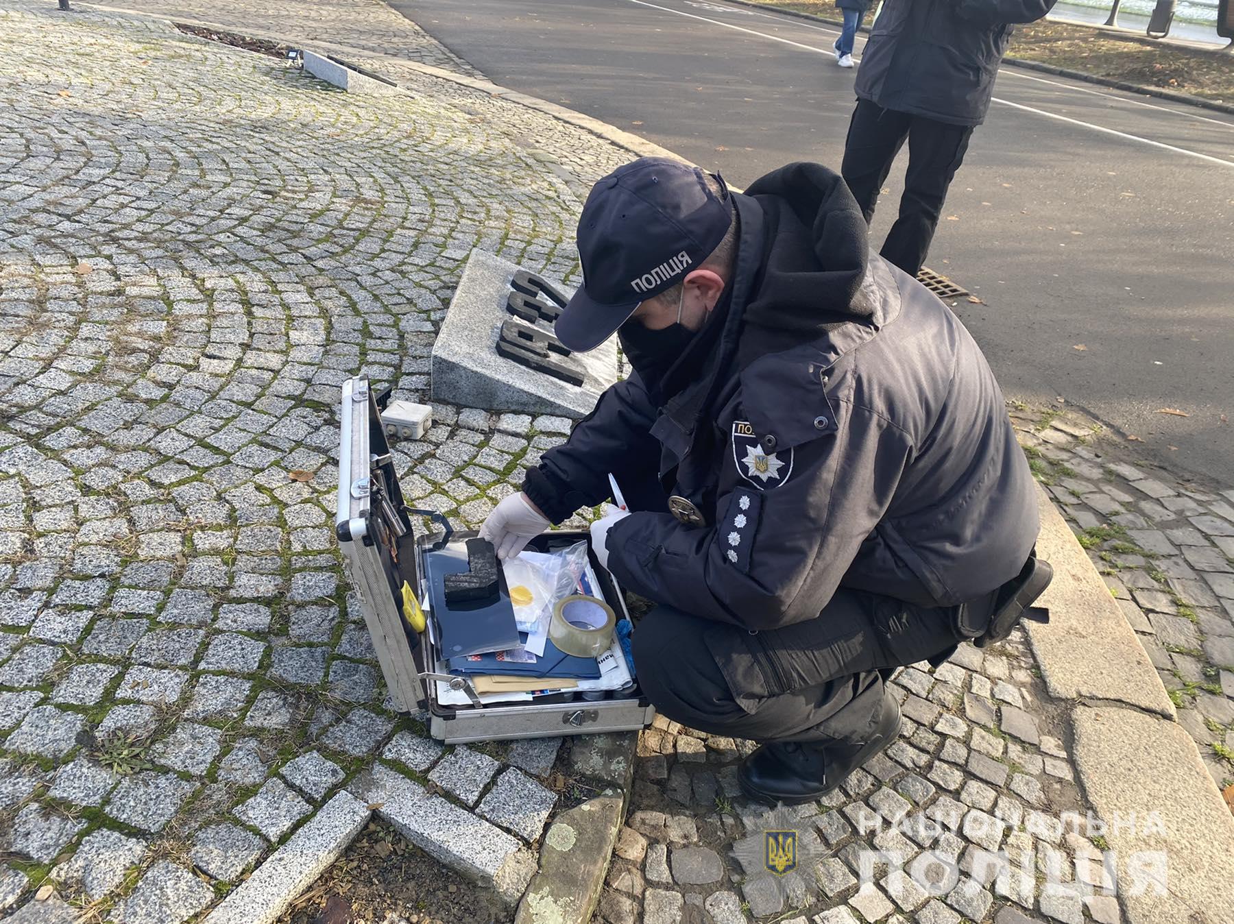 Поліція перевіряє інформацію про пошкодження монумента жертвам Голодомору в Ужгороді (ФОТО)