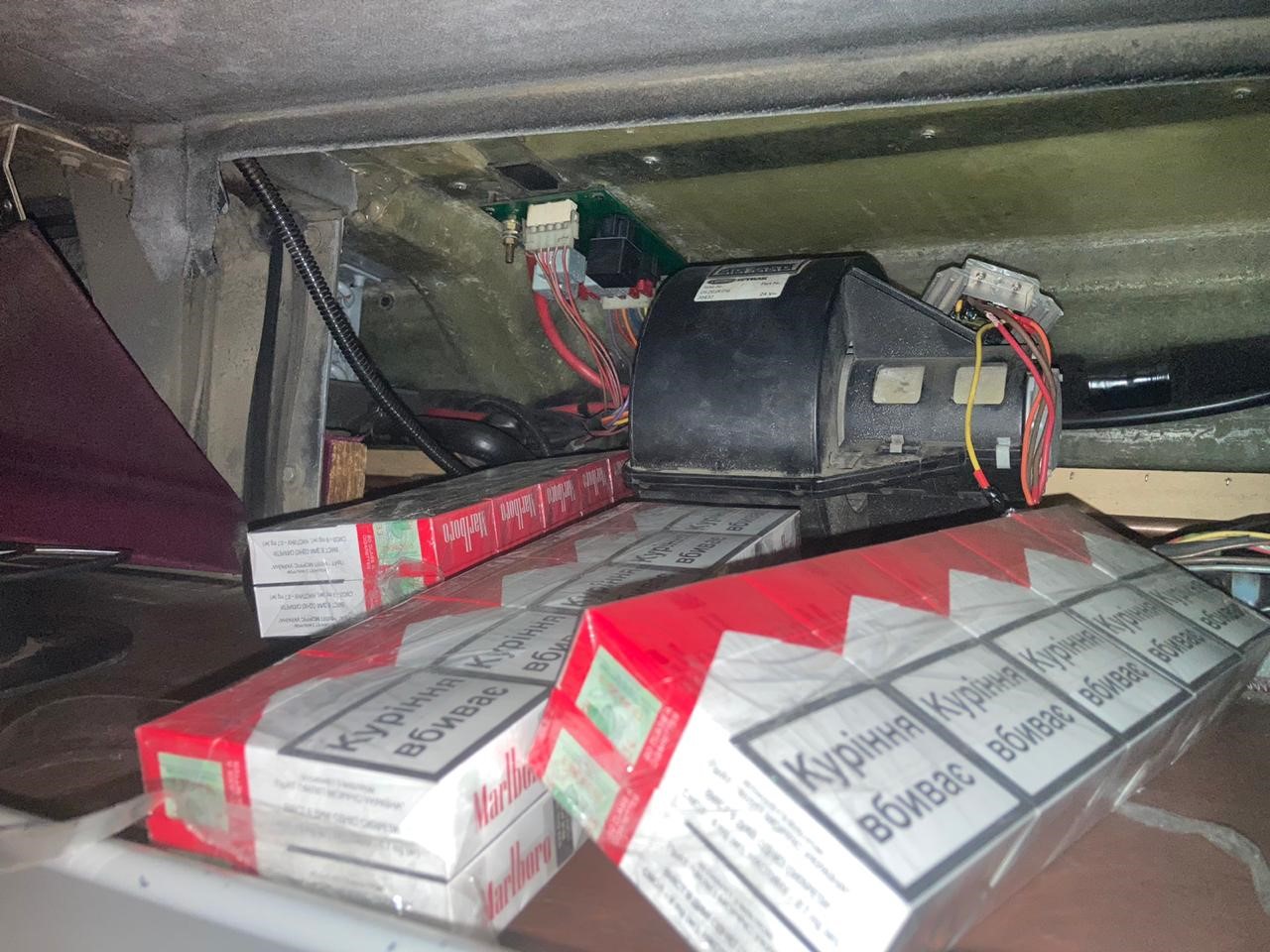 На кордоні на Закарпатті у порожнинах рейсового автобуса знайшли приховані сигарети (ФОТО)
