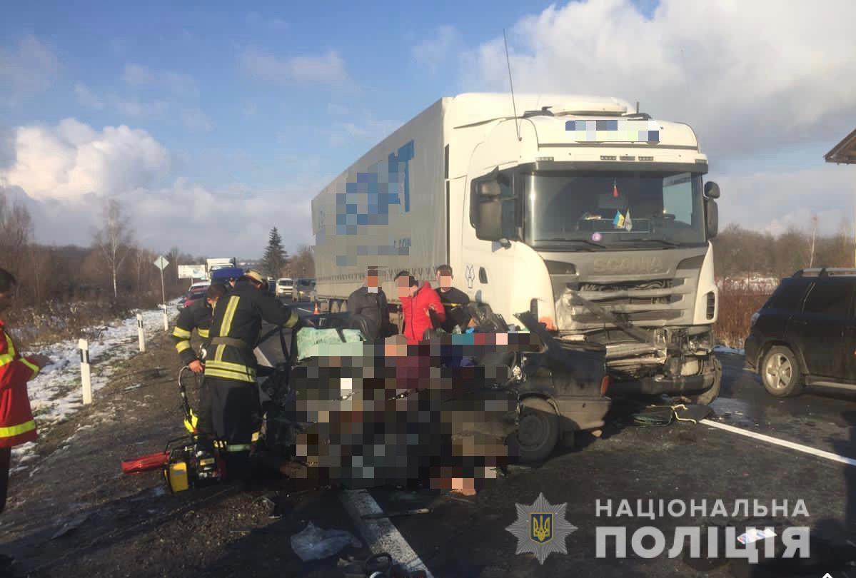 Унаслідок автоаварії на Мукачівщині загинуло 4 людей (ФОТО)