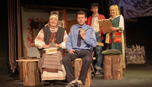 У Мукачеві показали прем'єрну виставу за культовою п'єсою "Баба Пріся"