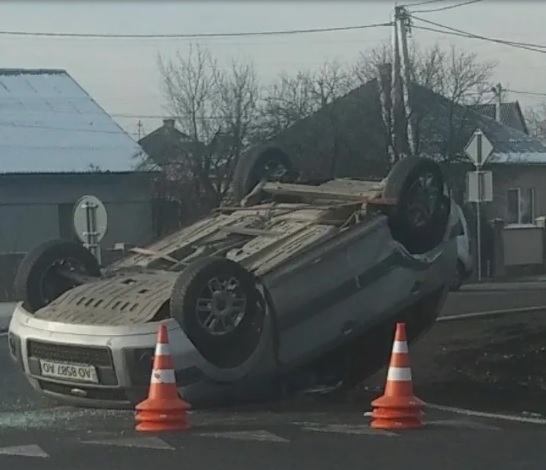 ФОТОФАКТ. Унаслідок зіткнення двох автівок на в'їзді в Ужгород легковик перекинувся на дах