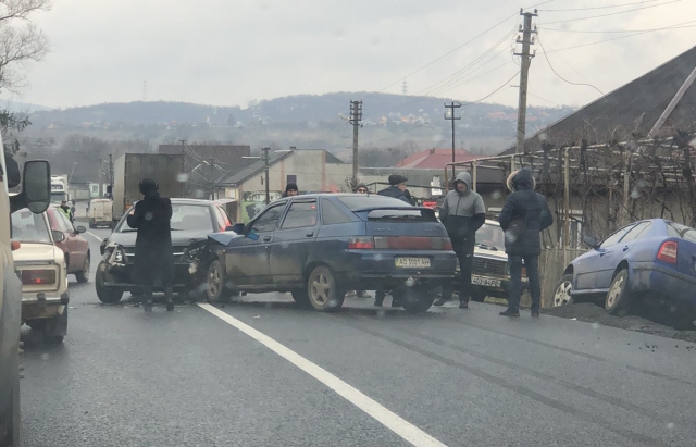 На Мукачівщині зіткнулися три автівки (ФОТО, ВІДЕО)