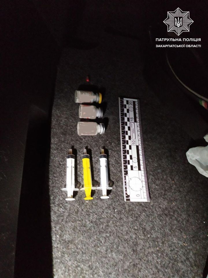У Мукачеві в автівці ймовірного порушника знайшли сумку з ампулами, згорток з наркотиками та пістолет (ФОТО)