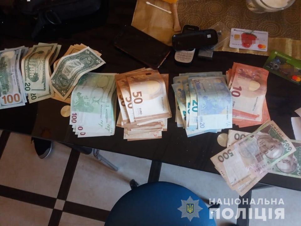 На Закарпатті викрили злочинну групу, яка збула на території області понад 30 тисяч фальшивих доларів (ФОТО)