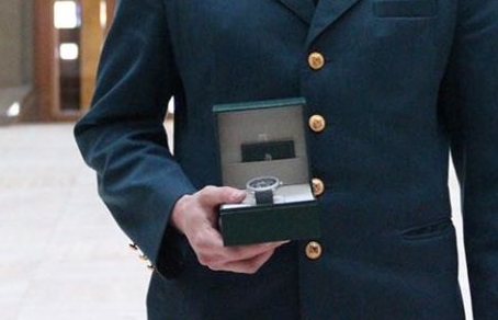 Митника з Ужгорода, який викрив авто з майже 400 кг героїну, нагородили президентським годинником (ФОТО)