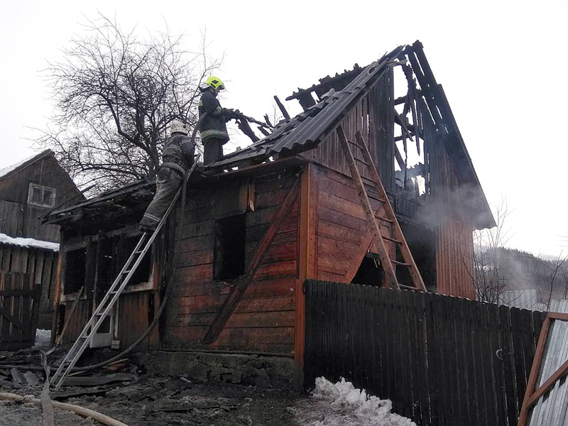 На Рахівщині, намагаючись вийти із палаючого будинку, загинув 82-річний чоловік (ФОТО)
