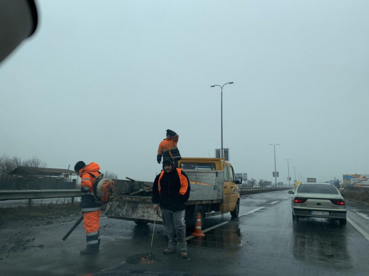 ФОТОФАКТ. На в'їзді в Ужгород дорожники в дощ ремонтують дорогу