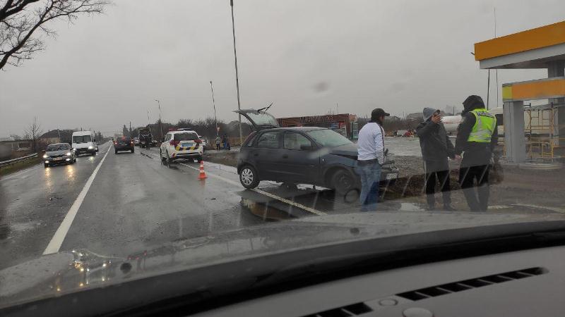 ФОТОФАКТ. На Ужгородщині, на в'їзді в Сюрте зіткнулися дві автівки
