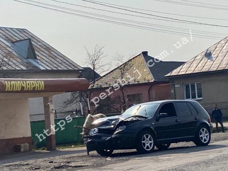 У Ключарках на Мукачівщині зіткнулися Skoda та Volkswagen (ФОТО)