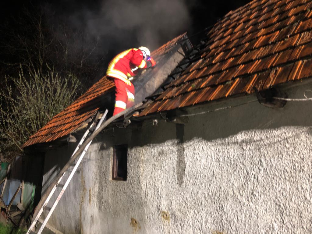 У Хусті під час гасіння пожежі врятували власника будинку (ФОТО)