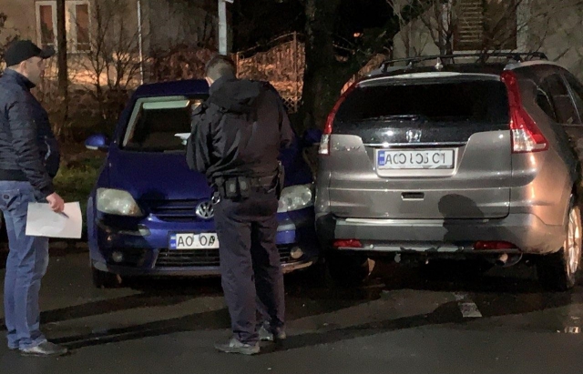 У Мукачеві "п'яний" ВАЗ пошкодив кілька авто біля церкви (ВІДЕО)