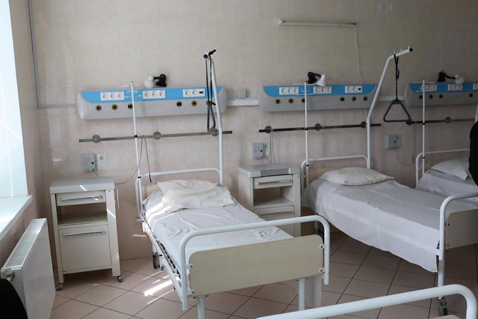 В обласній лікарні в Ужгороді є 16 апаратів ШВЛ і створені умови для проживання орієнтовно 32 медпрацівників (ФОТО)