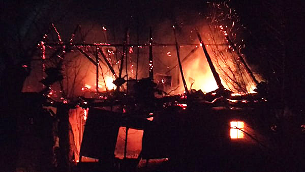 Через спалювання сухостою на Хустщині згорів житловий будинок, інший врятували вогнеборці (ФОТО)
