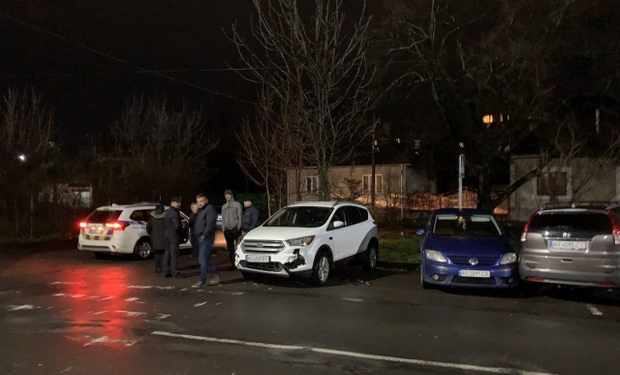 У Мукачеві п'яний водій ВАЗу врізався у три припарковані біля церкви автівки і тікав із місця ДТП без одного колеса  