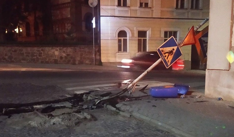 В Ужгороді авто врізалося в дорожній знак, водій утік (ФОТО)