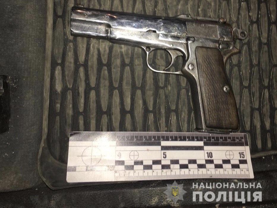 У Солотвині в пасажира BMW X5 з водієм під наркотиками виявили пістолет (ФОТО)