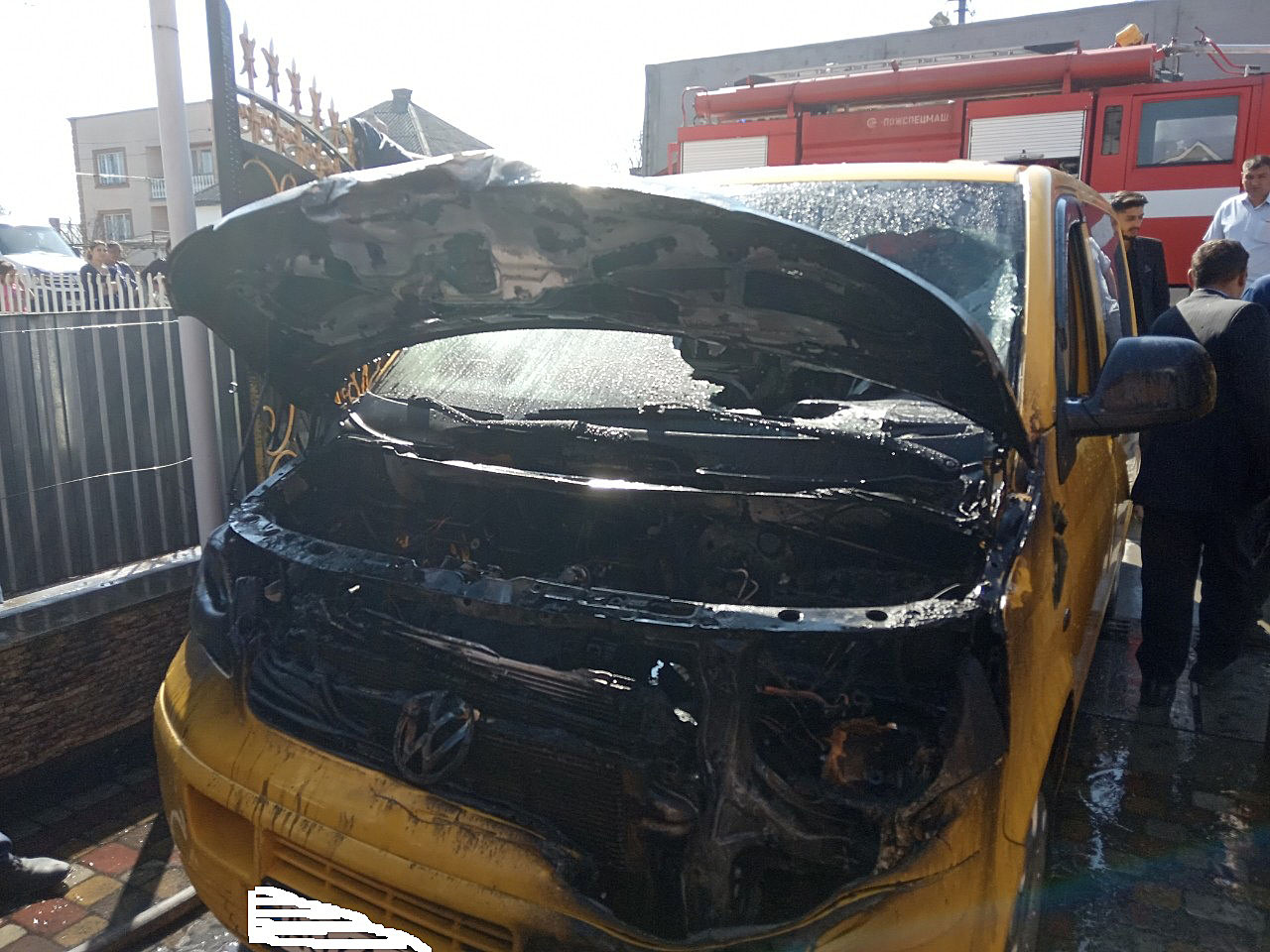 Пожежа на Виноградівщині знищила моторний відсік Volkswagen T5 (ФОТО)