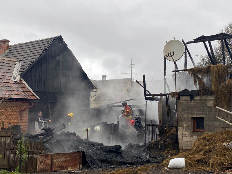 На Рахівщині пожежа знищила дровітню й літню кухню і ледь не перекинулася на будинок (ФОТО)