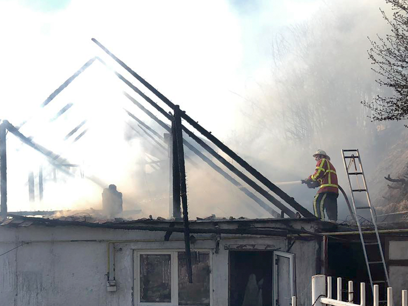 У Хусті ліквідували пожежу одразу в двох житлових будинках (ФОТО)