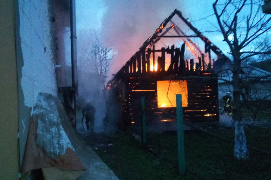 У Воловці, загасивши пожежу в надвірній споруді, врятували від знищення вогнем будинок   (ФОТО)