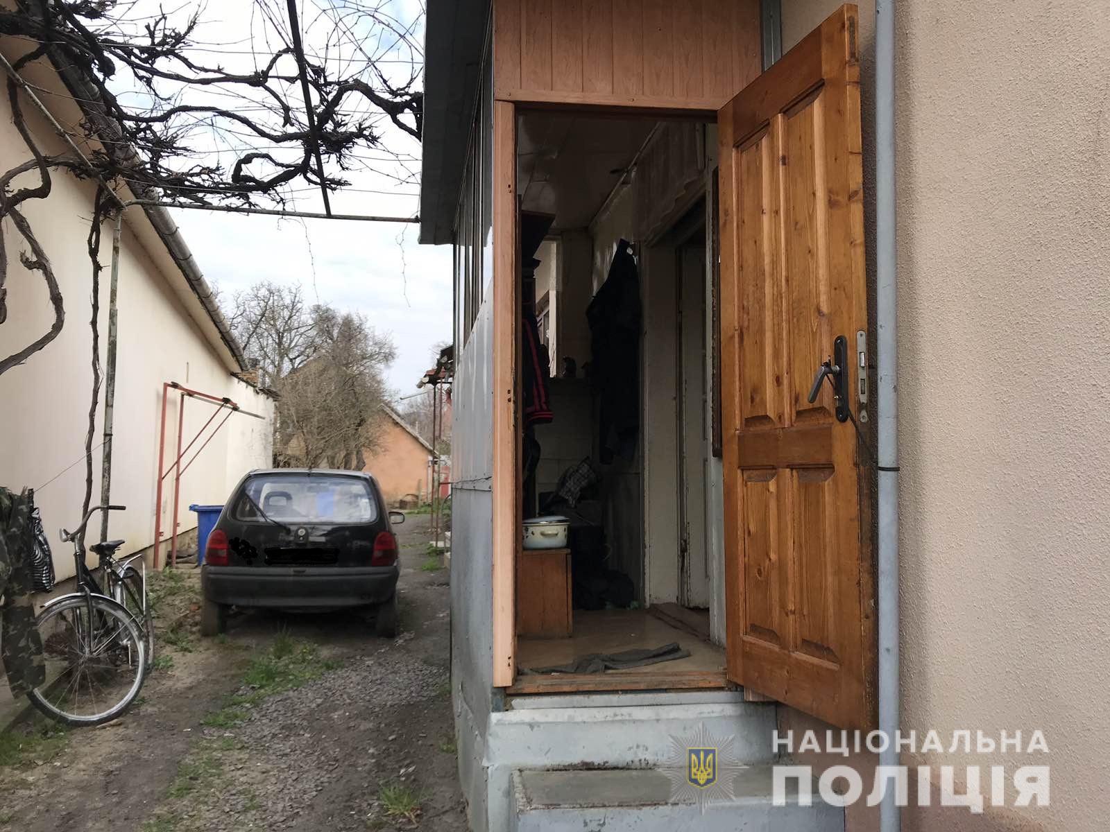 У Мукачеві під час п'яної сварки чоловік убив співмешканку, вдаривши її ножицями в груди (ФОТО)