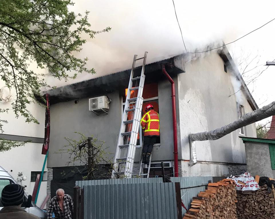 У Хусті сусіди запобігли знищенню будинку, повідомивши про пожежу рятувальникам (ФОТО)