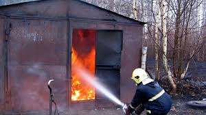 Під час пожежі в гаражному кооперативі в Ужгороді вогонь пошкодив "Москвич" та речі у двох гаражах