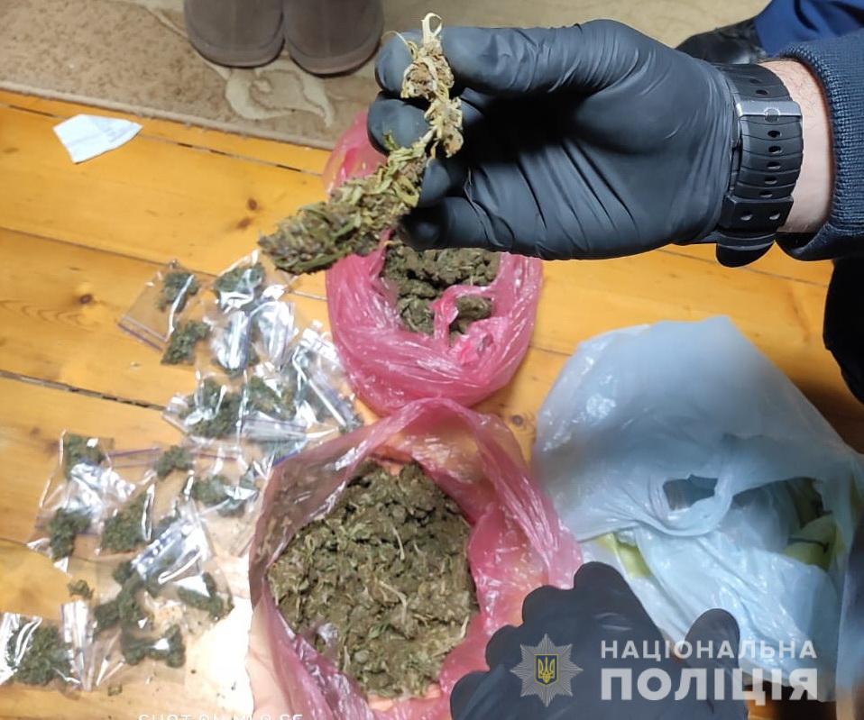 У Мукачеві затримали ще одну 57-річну жінку, котра у своїй квартирі продавала амфетамін і марихуану (ФОТО)