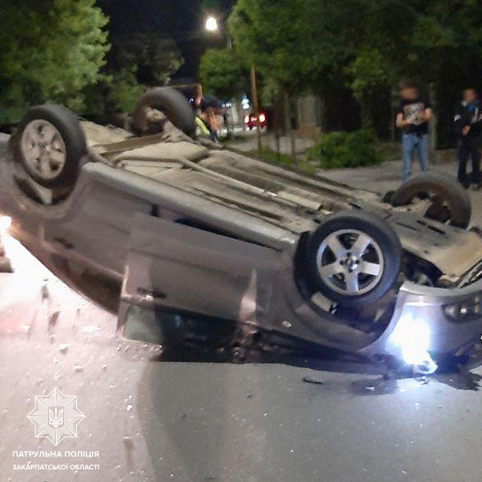 В Ужгороді вночі п'яний водій "перекинув" Chevrolet на дах (ФОТО)