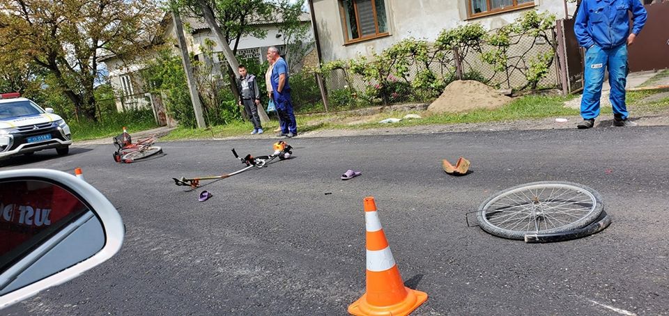 ФОТОФАКТ. На Хустщині після зіткнення мотоцикліст і велосипедист опинилися в лікарні
