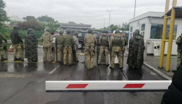 Глави ДПСУ та Держмитслужби вилетіли до водіїв, які заблокували КПП "Тиса"