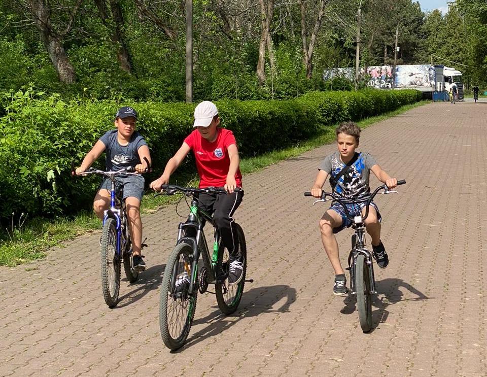 Оновлений Боздоський парк в Ужгороді приймає перших після послаблення карантину відвідувачів (ФОТО)