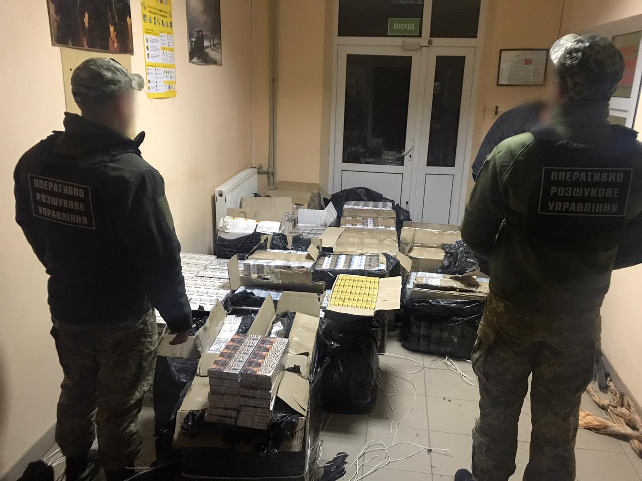 На Хустщині затримали контрабандиста з 38 пакунками сигарет (ФОТО)