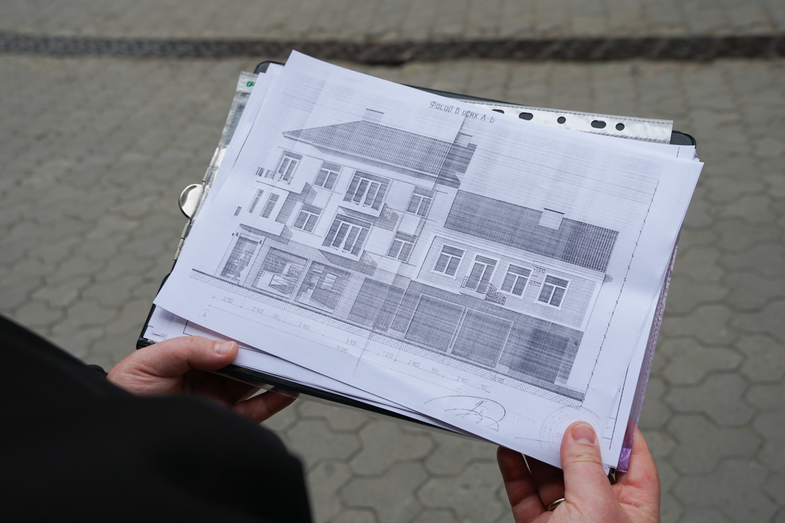 В Ужгороді перевіряли відповідність робіт з оздоблення фасаду будівлі на перехресті Корзо-Театральної (ФОТО)