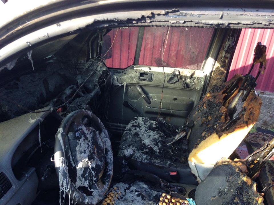 На Виноградівщині, не дочікуючись рятувальників, водій самотужки загасив пожежу в автівці (ФОТО)