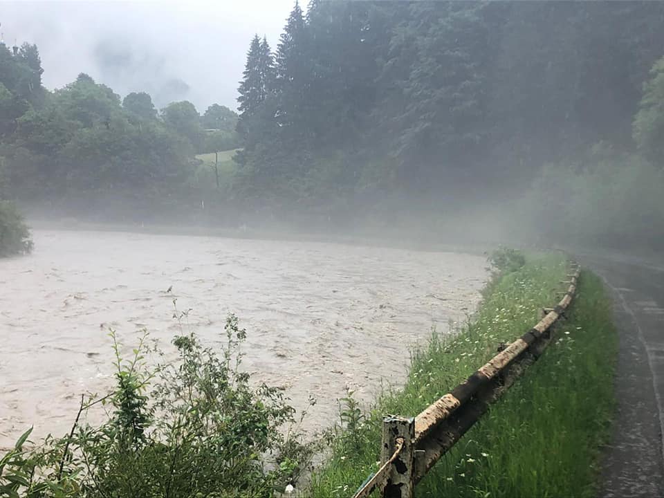 Через рясні опади на річках Закарпаття значно підвищуються рівні води (ФОТО)