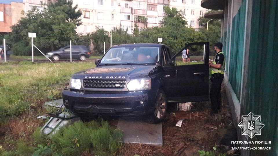 Три адмінмпротоколи склали на п'яного водія Range Rover-а, що зніс огорожу будмайданчика в Ужгороді (ФОТО)