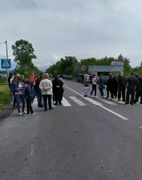 Мешканці Жнятина перекрили дорогу, вимагаючи приєднання до Мукачівської ОТГ (ВІДЕО)
