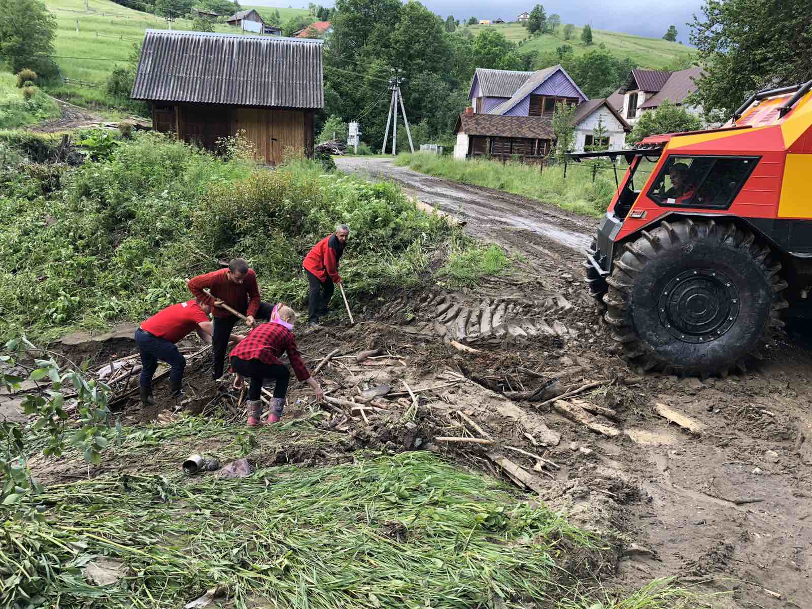 Наслідком паводку на Рахівщині стало підтоплення 475 дворогосподарств, пошкоджені дороги та мости
