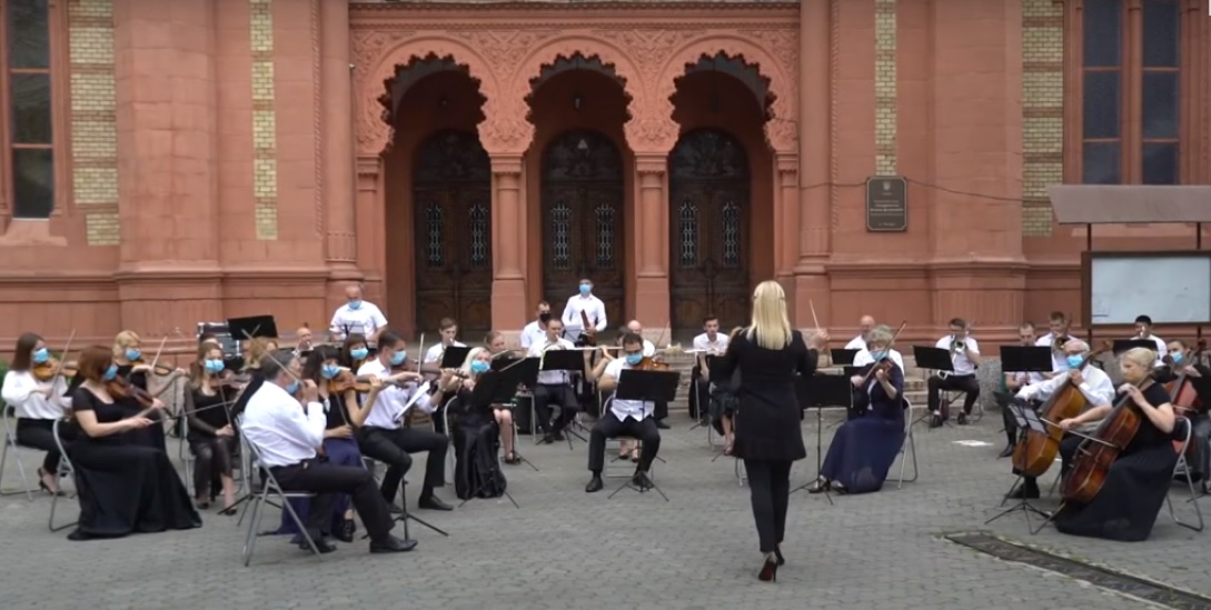 В Ужгороді симфонічний оркестр дав "захищений" концерт перед філармонією (ВІДЕО)