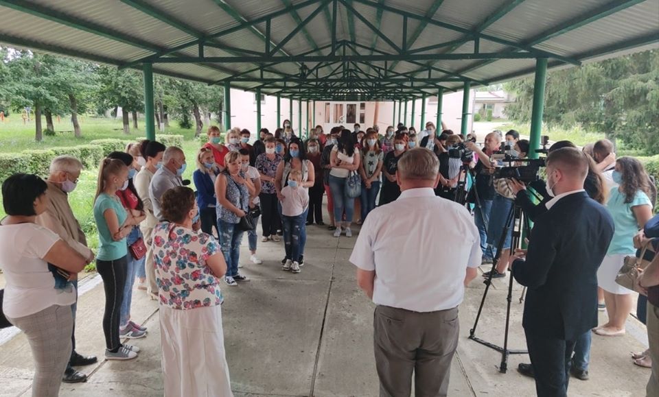 У Великому Березному протестували проти закриття санаторної школи-інтернату (ФОТО)