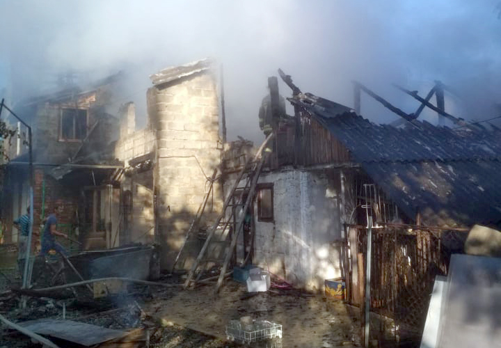 На Тячівщині пожежа в хліву перекинулася на гараж, а відтак – на будинок (ФОТО)