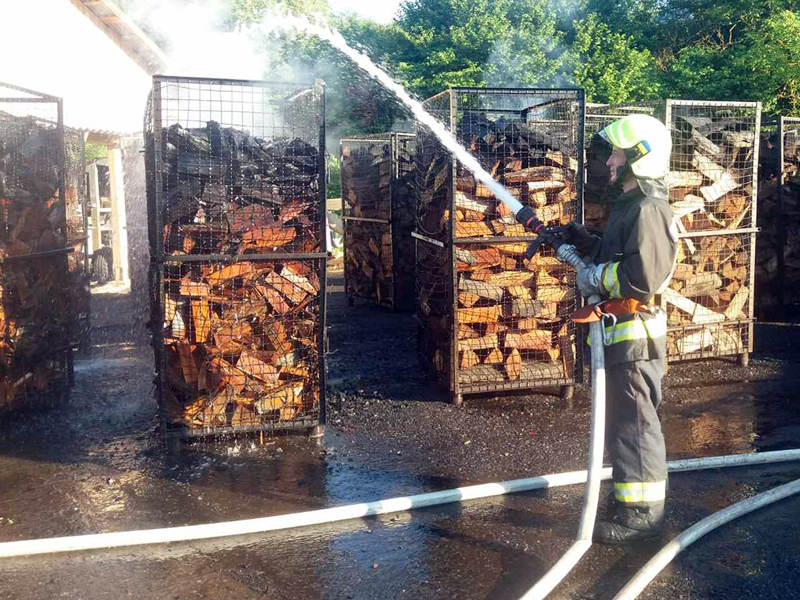 На Перечинщині гасили пожежу на деревообробному підприємстві (ФОТО)